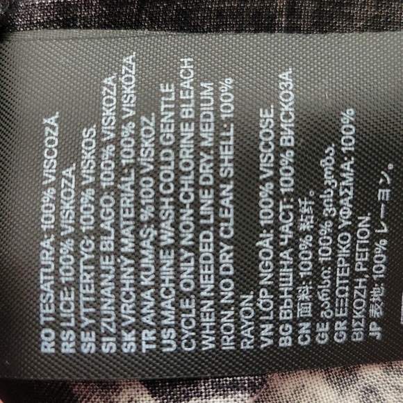 Black and White Paisley Print Shift Dress - Picture 11 of 12